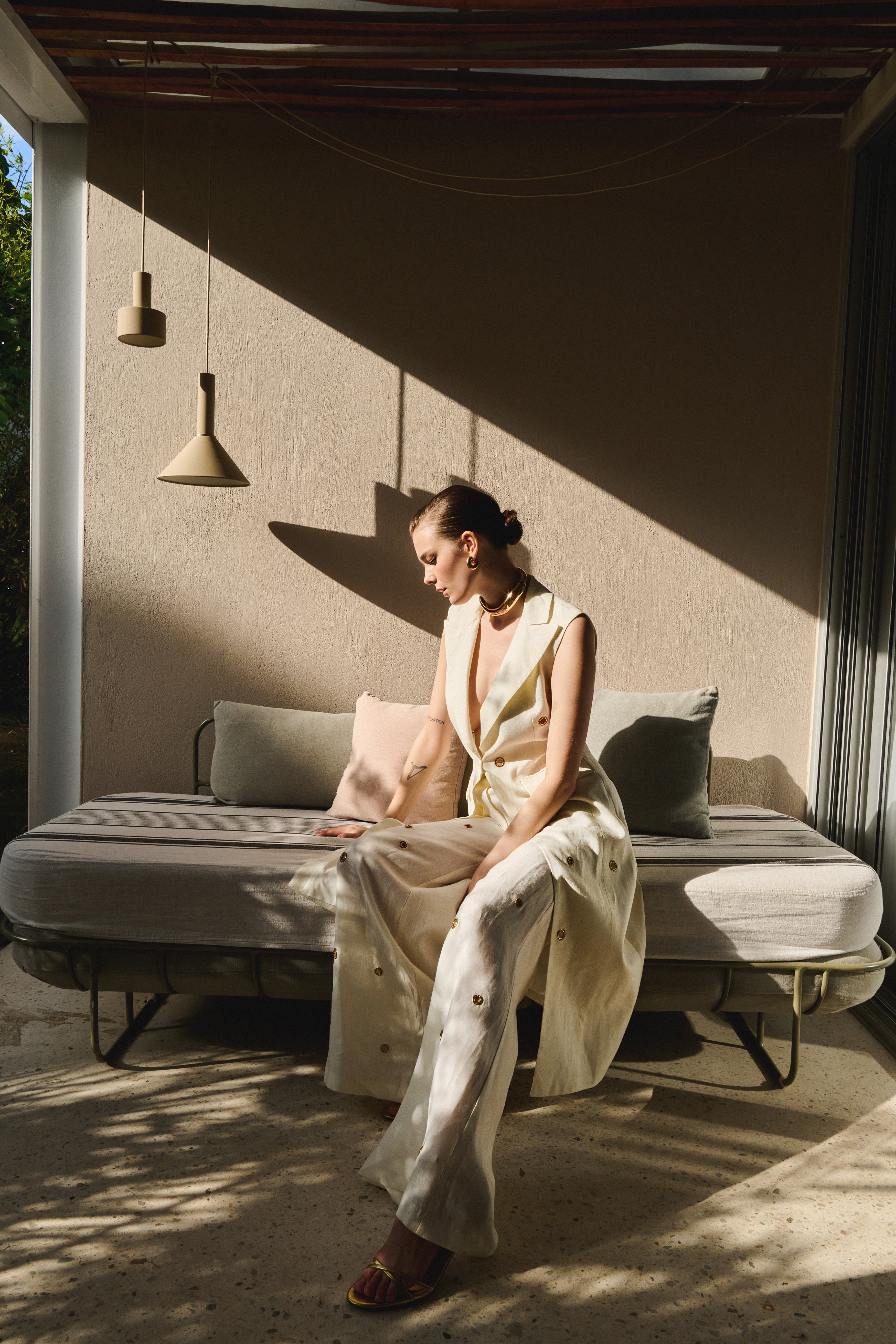 Vest in Linen with Gold Rings