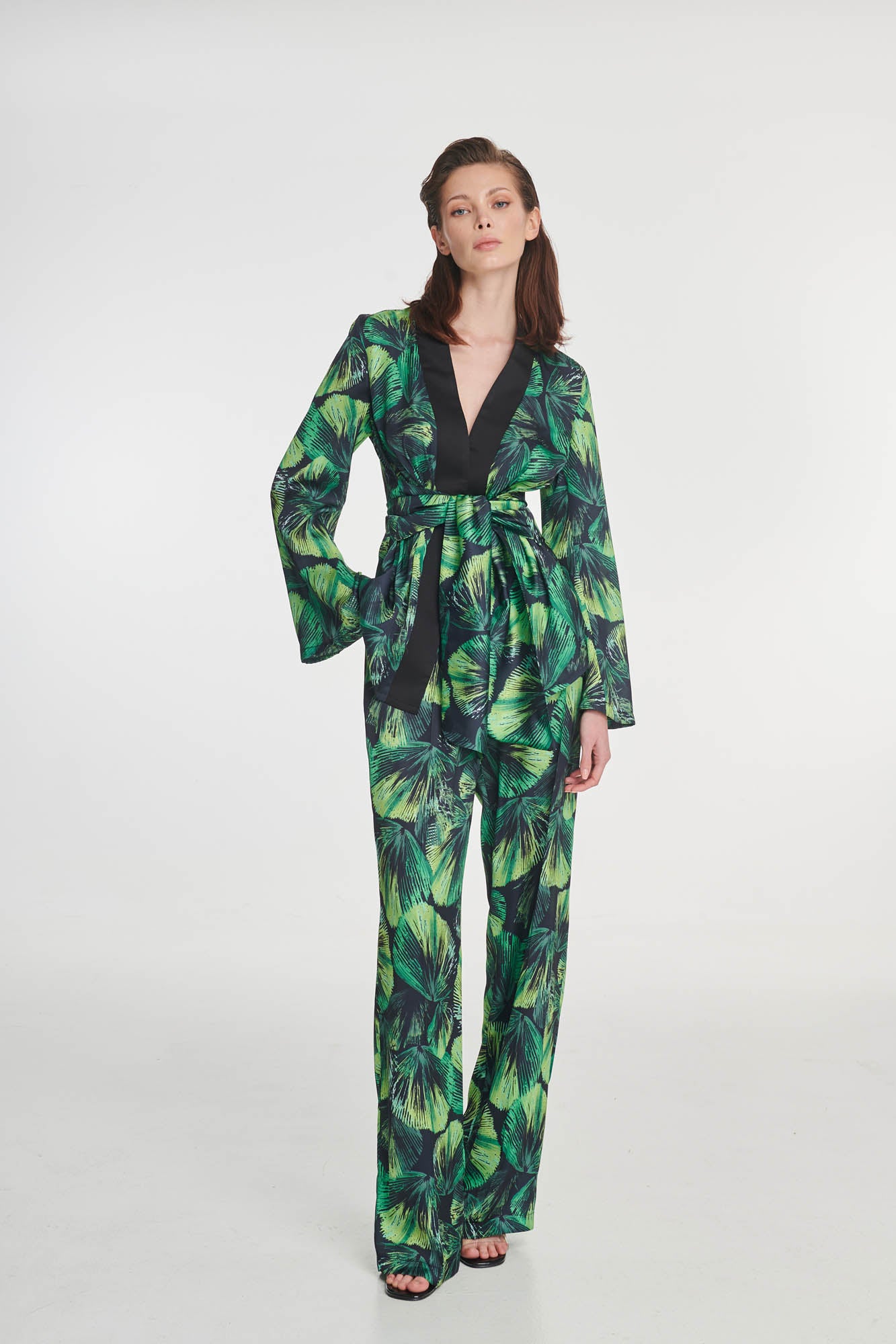 -SET OF KIMONO AND CROP PANTS IN TROPICAL PRINT