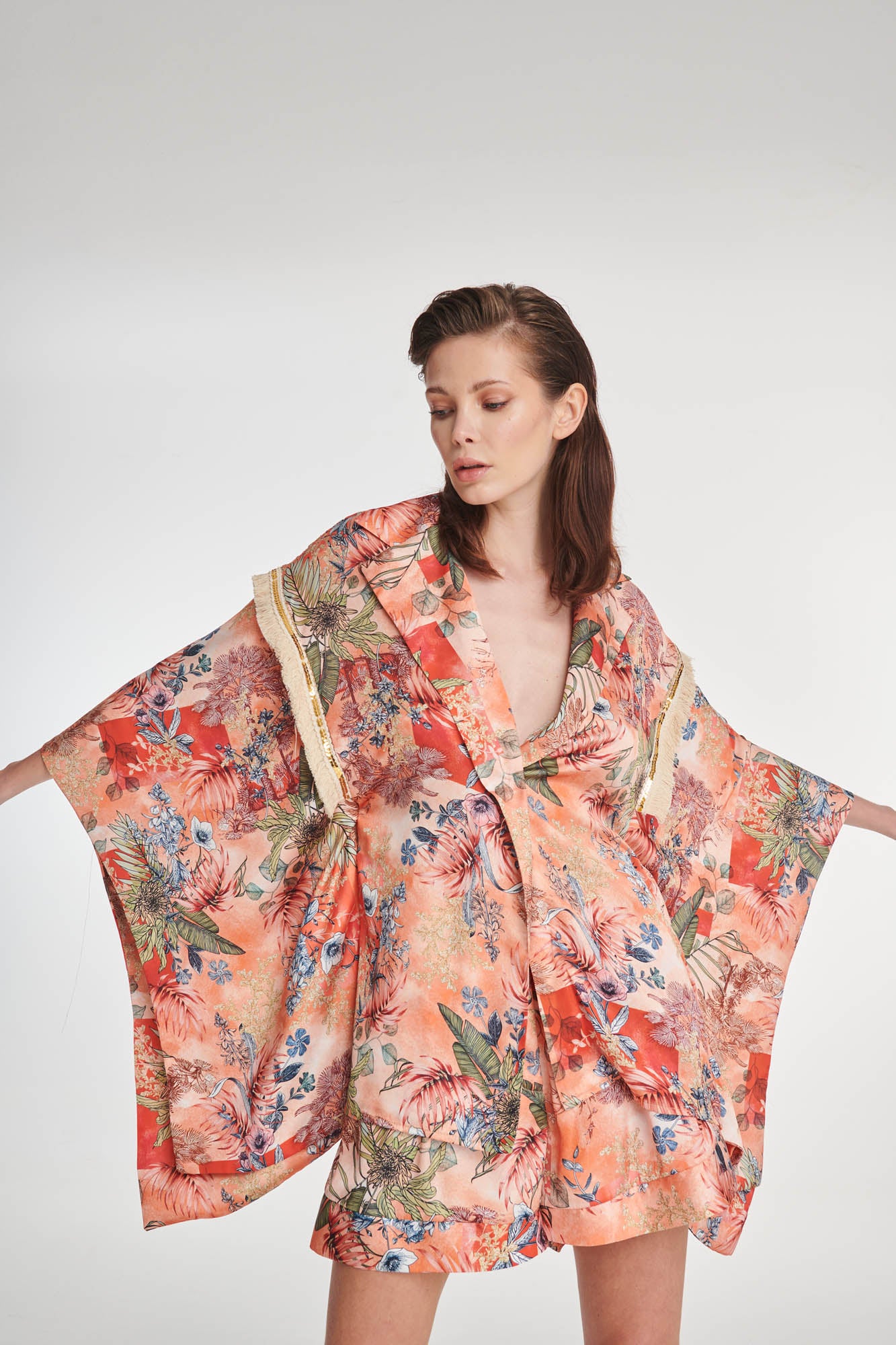 SHORT KIMONO WITH FRINGE DETAILS