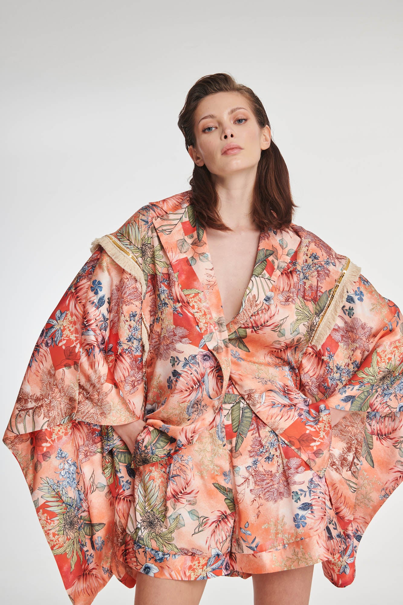 SHORT KIMONO WITH FRINGE DETAILS