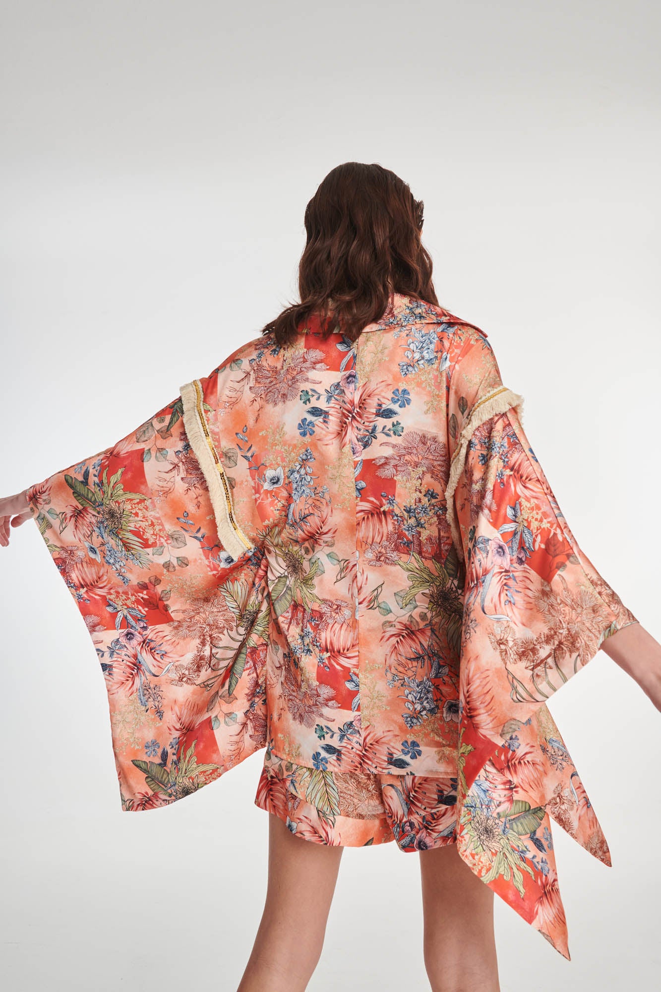 SHORT KIMONO WITH FRINGE DETAILS